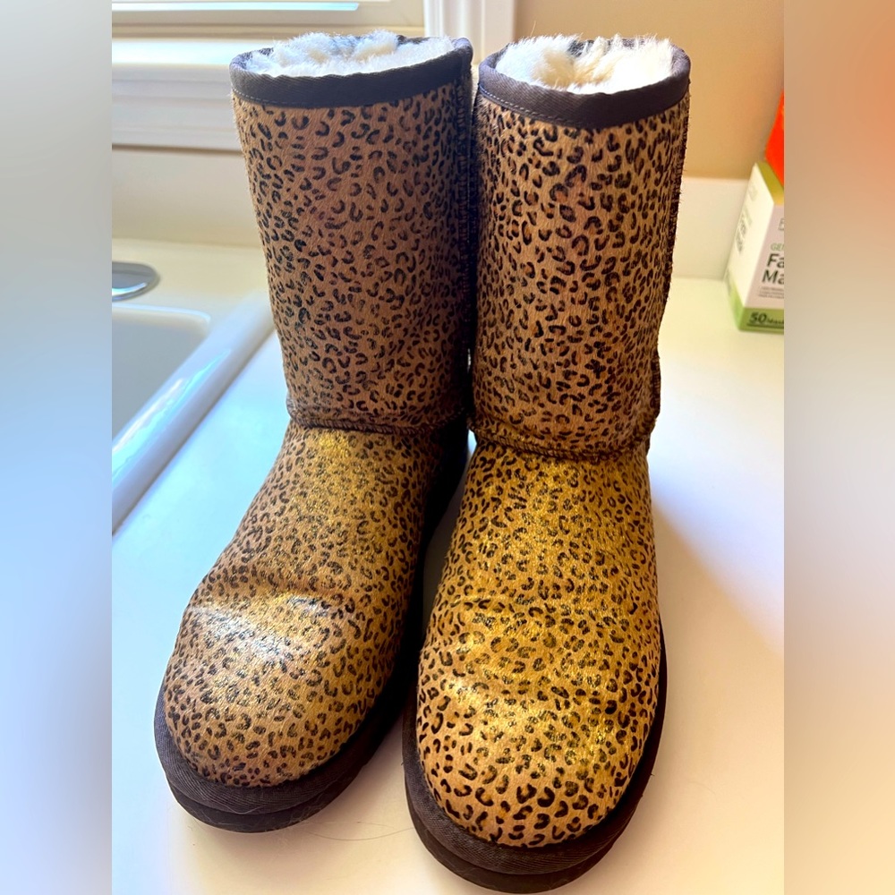 UGG BOOTS GOLD LEOPARD PRINT LIMITED EDITION SZ 9